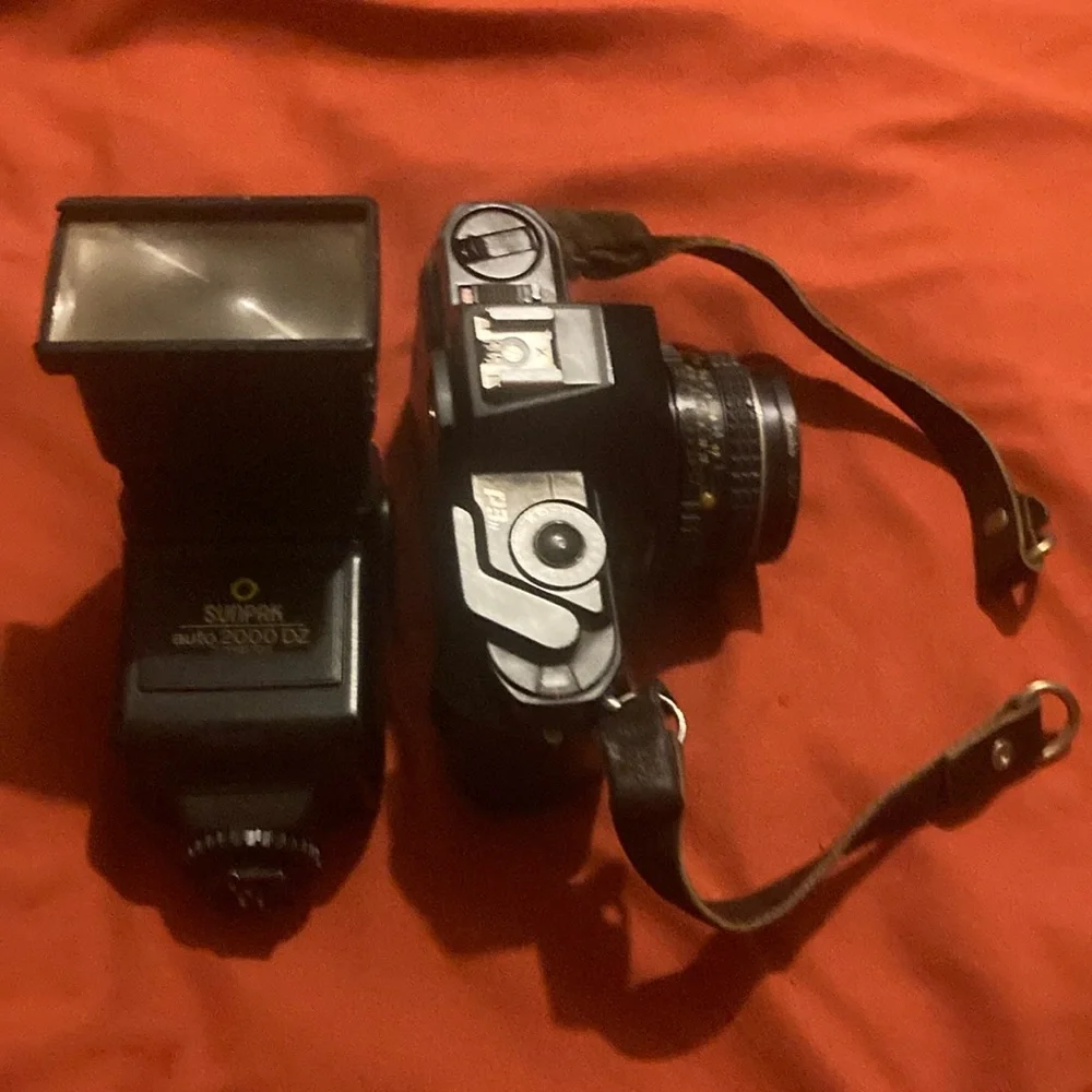 Auto 2000 DZ Flash with Black Camera